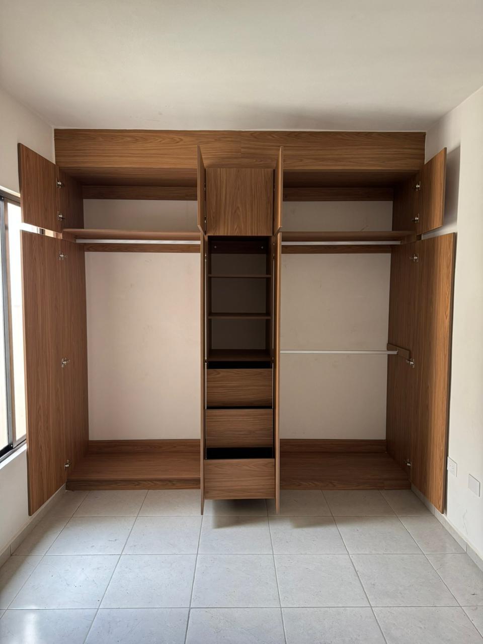 Closet grande de madera — MHG Arquitectos
